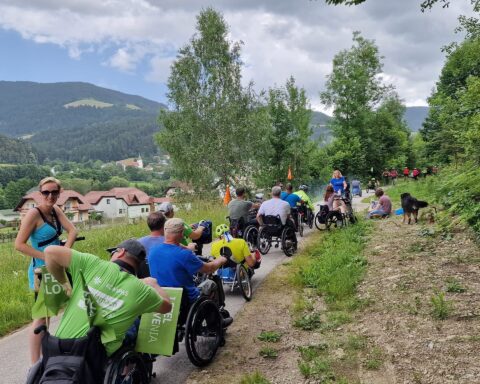 Kolesarska steza Štrekna med invalidskimi udeleženci na dogodku.