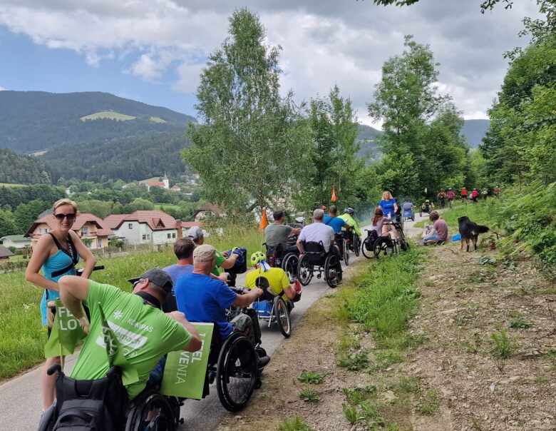 Kolesarska steza Štrekna med invalidskimi udeleženci na dogodku.