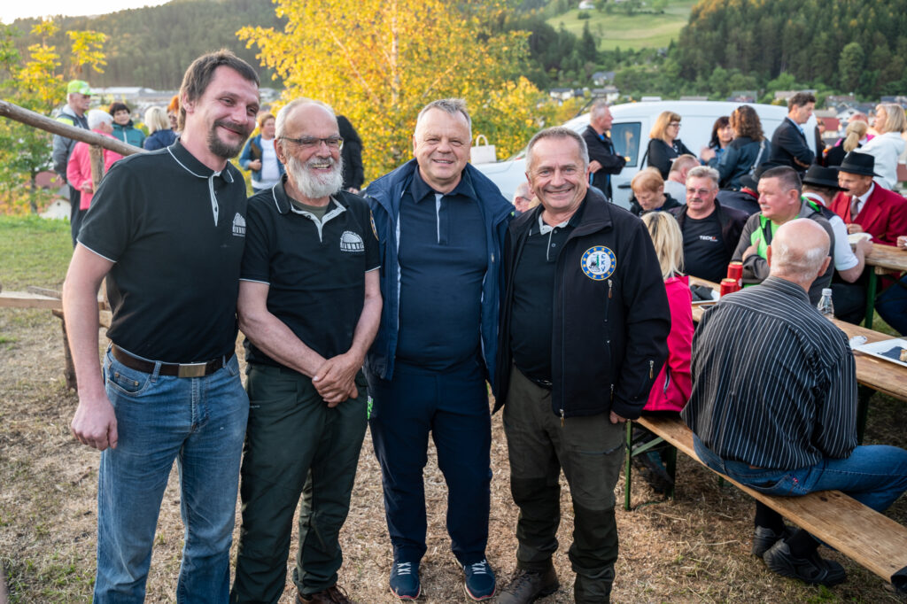 Skupina organizatorjev pri oglarski kopi na prazniku Mislinjske občine.