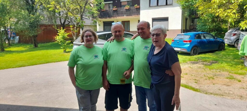 Organizatorji med drugim tudi za to skrbijo, da se na pikniku vsi veselo držijo. Od leve proti desni: Marija, Miran, Marjan in Nada.