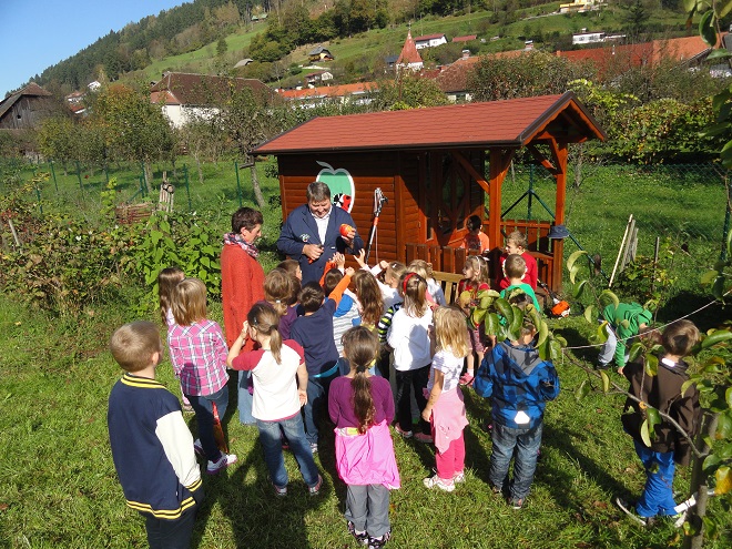 Otroci v sadovnjaku