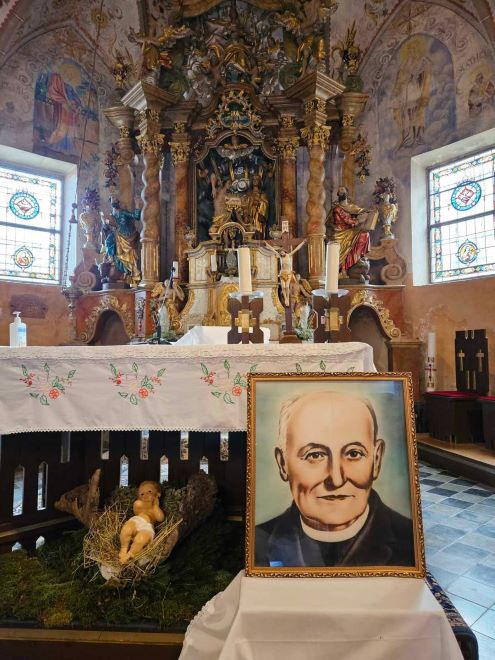 oltar in pred njim slika g.Meška
