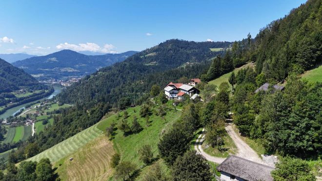 kmetija v strmem pobočju nad reko Dravo