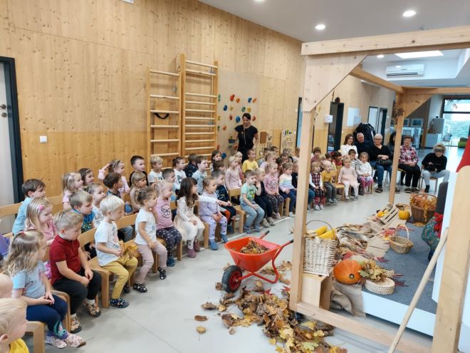 otroci med predstavo