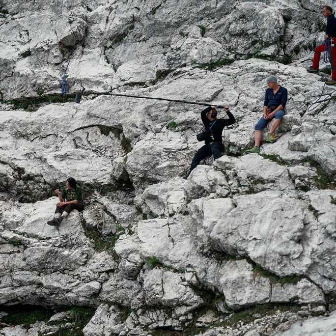 snemalna ekipa na skalni steni