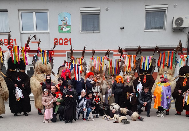 skupinska slika kurentov in otrok